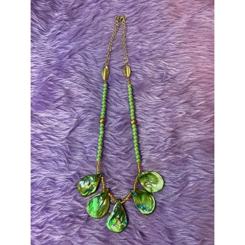 Green shell, faux pearl and gold toned necklace - Picture 4 of 5
